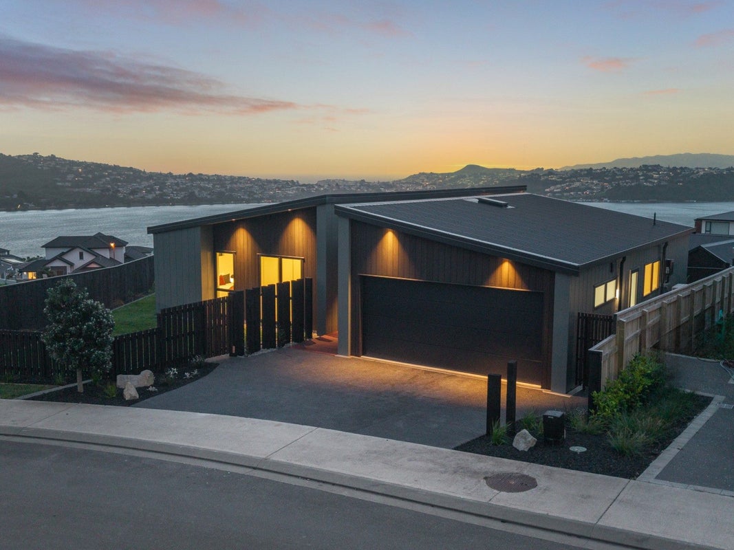 6 Okupe Grove, Aotea, Porirua - Carousel 1