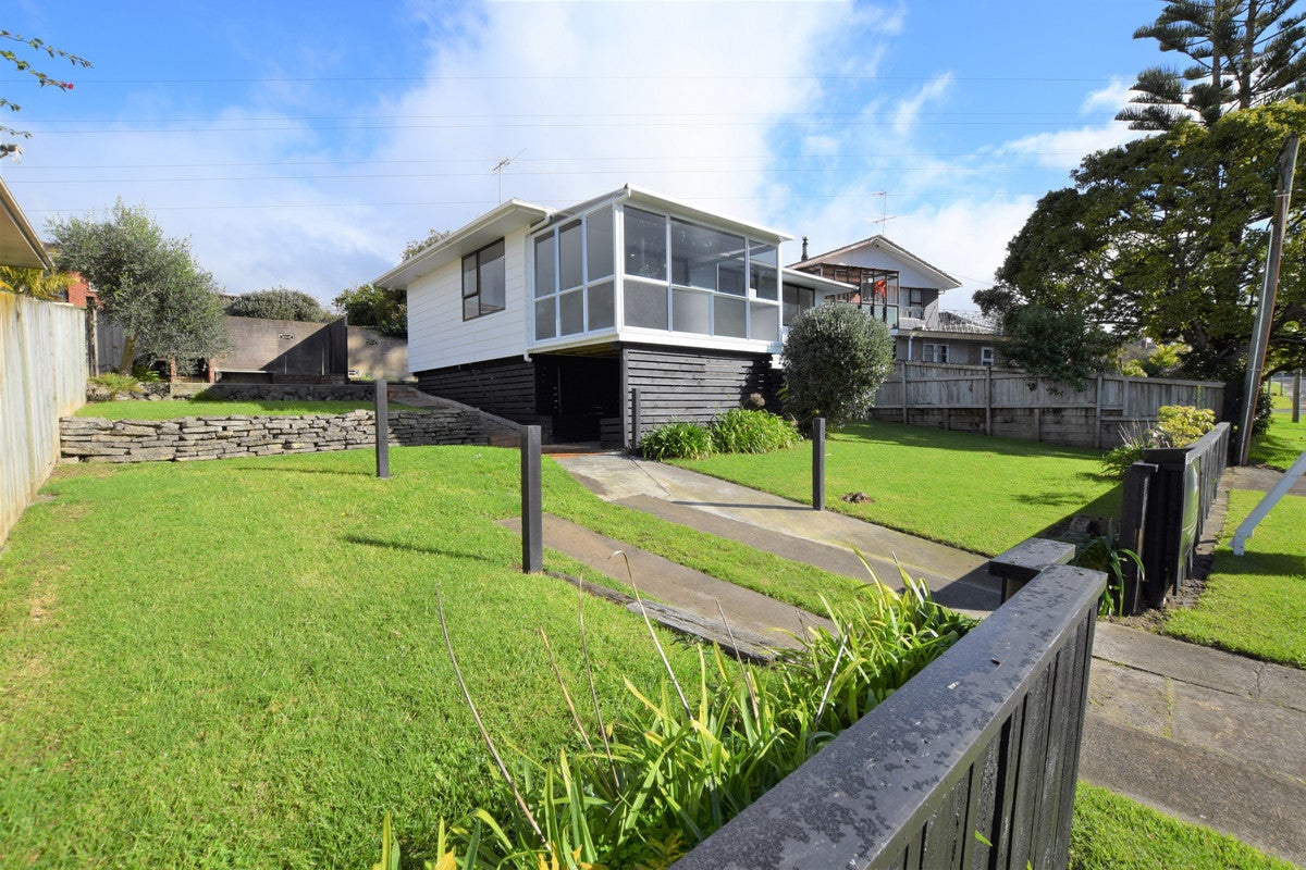 15 Wakeling Avenue, Te Atatu South, Auckland - Carousel 1