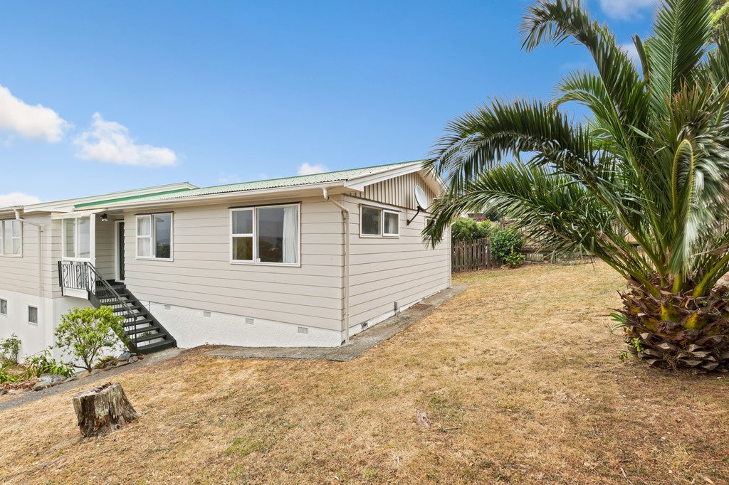 8 Waiwera Crescent, Maupuia, Wellington - Carousel 2