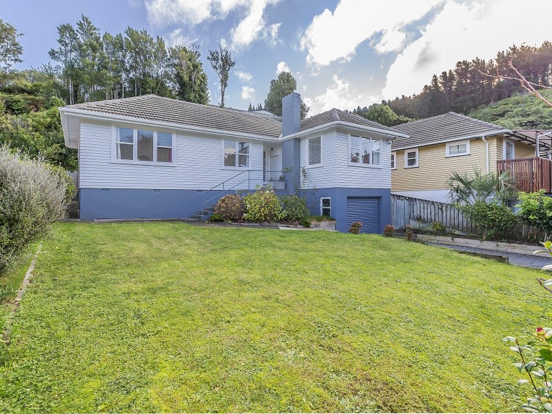 49 Kiwi Crescent, Tawa, Wellington - Carousel 1