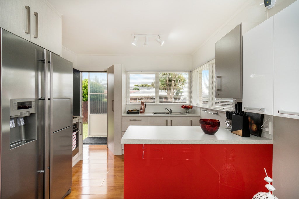 2/4 Eskdale Road, Birkdale, Auckland - Carousel 1