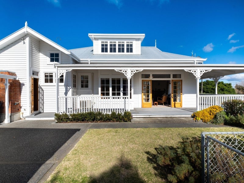 2 Selwyn Road, Hospital Hill, Napier - Carousel 1