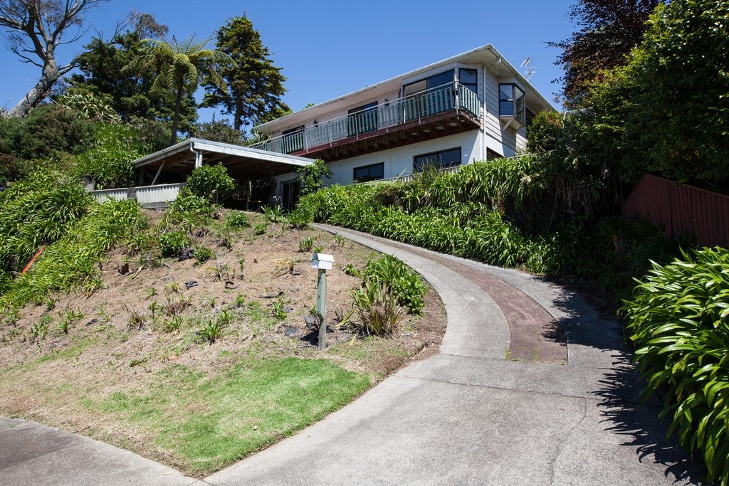 10 Lindaver Grove, Merrilands, New Plymouth - Carousel 1