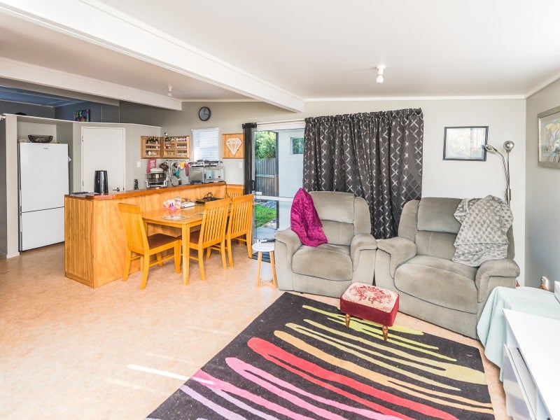 1 Kamahi Street, Castlecliff, Whanganui - Carousel 2