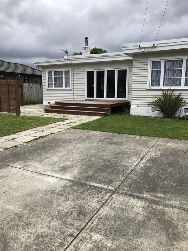 1/10 Oxford Crescent, Ebdentown, Upper Hutt - Carousel 1