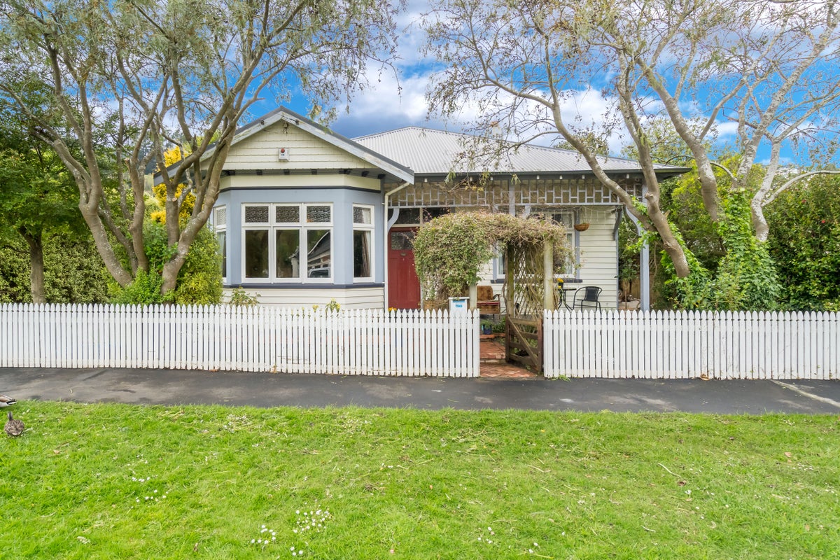 6 Ainslee Place, North East Valley, Dunedin - Carousel 1