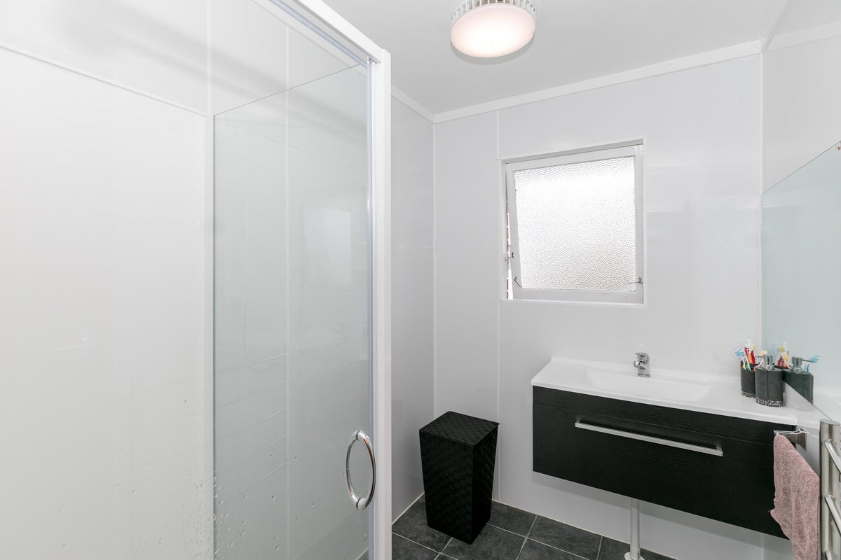 48 Deanwell Avenue, Deanwell, Hamilton - Carousel 1