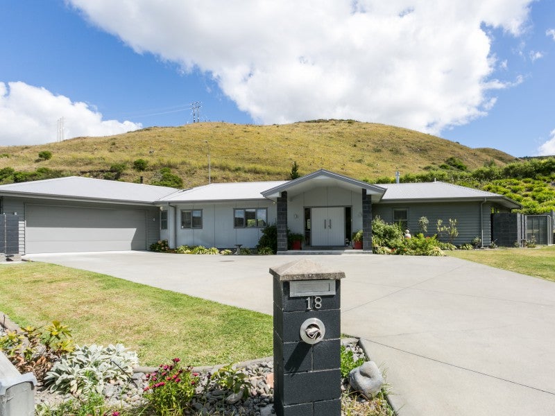 18 Oak Place, Poraiti, Napier - Carousel 1