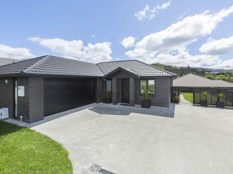 11 Greenstone Grove, Brown Owl, Upper Hutt - Carousel 1
