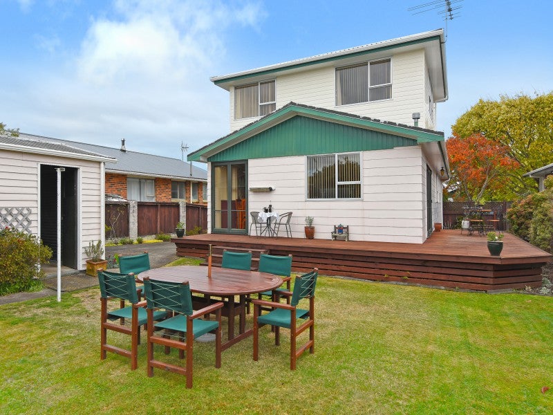 4 Denver Grove, Totara Park, Upper Hutt - Carousel 1
