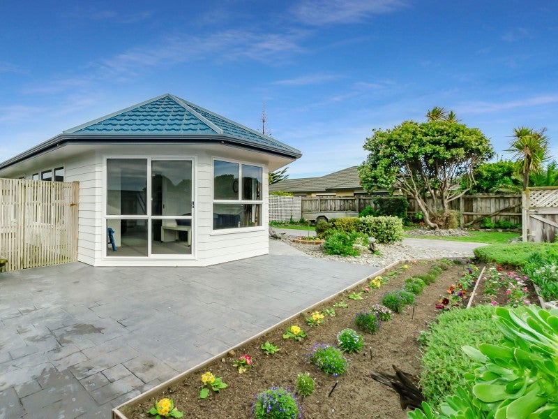 130 Field Way, Waikanae Beach, Waikanae - Carousel 1