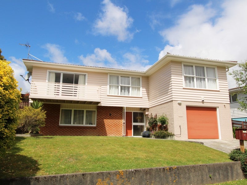 4 Fitzwilliam Terrace, Tawa, Wellington - Carousel 1