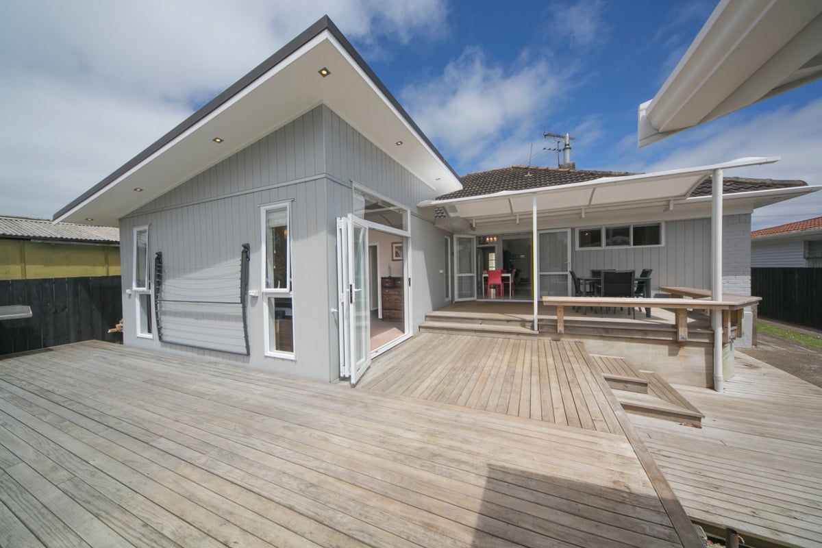 13 Woodward Avenue, Mangere Bridge, Auckland - Carousel 1