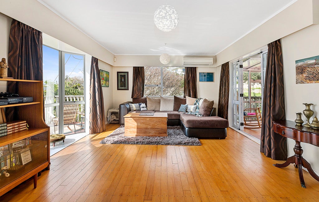 20 Paparangi Crescent, Paparangi, Wellington - Carousel 2
