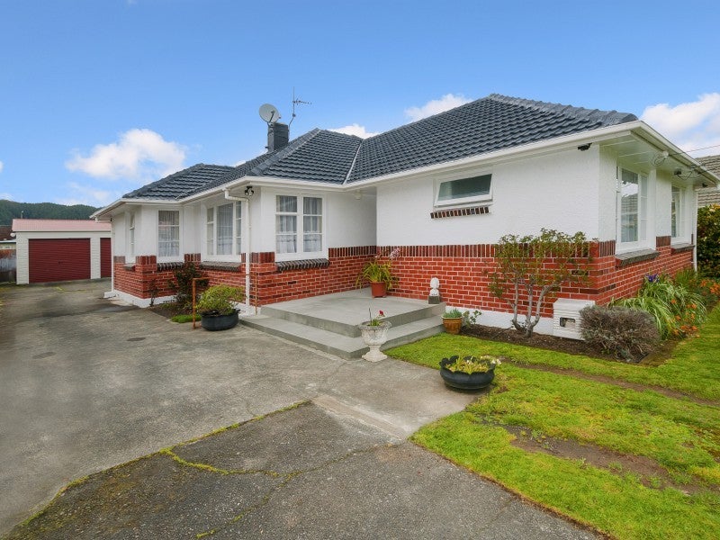 11 Ararino Street, Trentham, Upper Hutt - Carousel 1