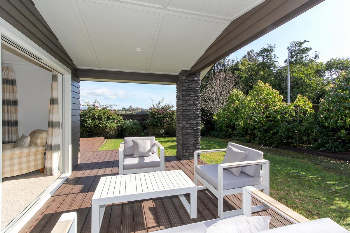 15 Adam Lile Drive, Highlands Park, New Plymouth - Carousel 2