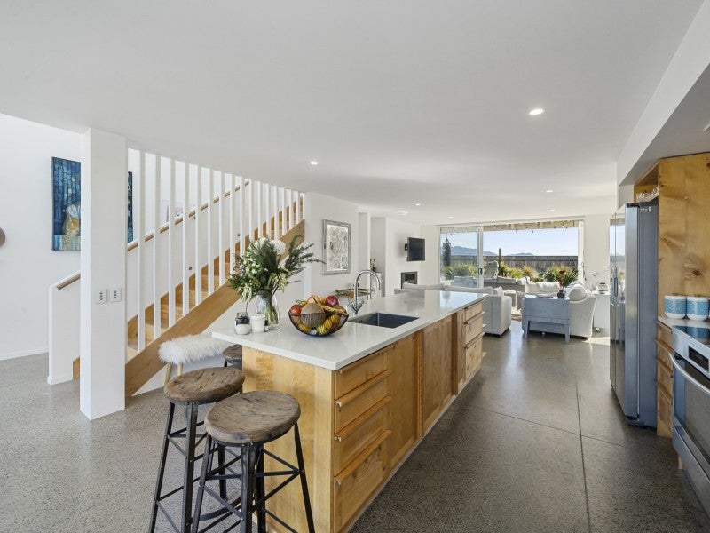 7 Olliver Grove, Waikanae Beach, Waikanae - Carousel 2