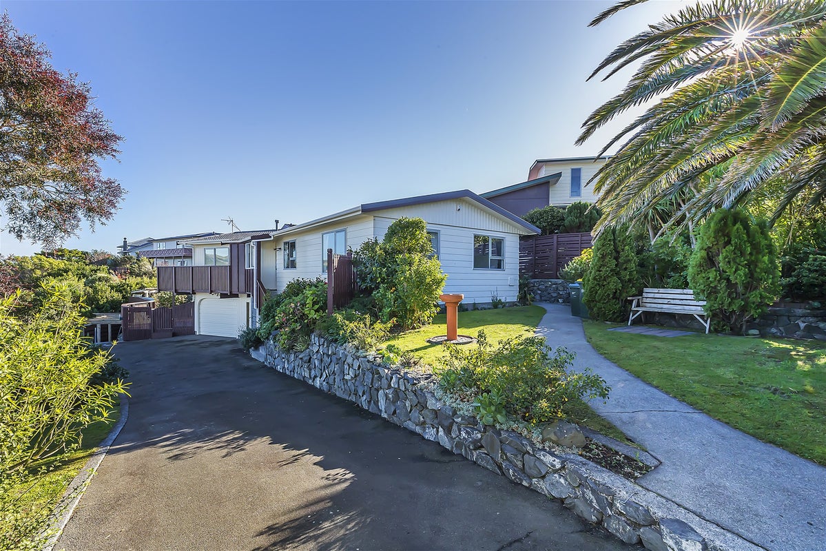 6 Finn Place, Titahi Bay, Porirua - Carousel 1