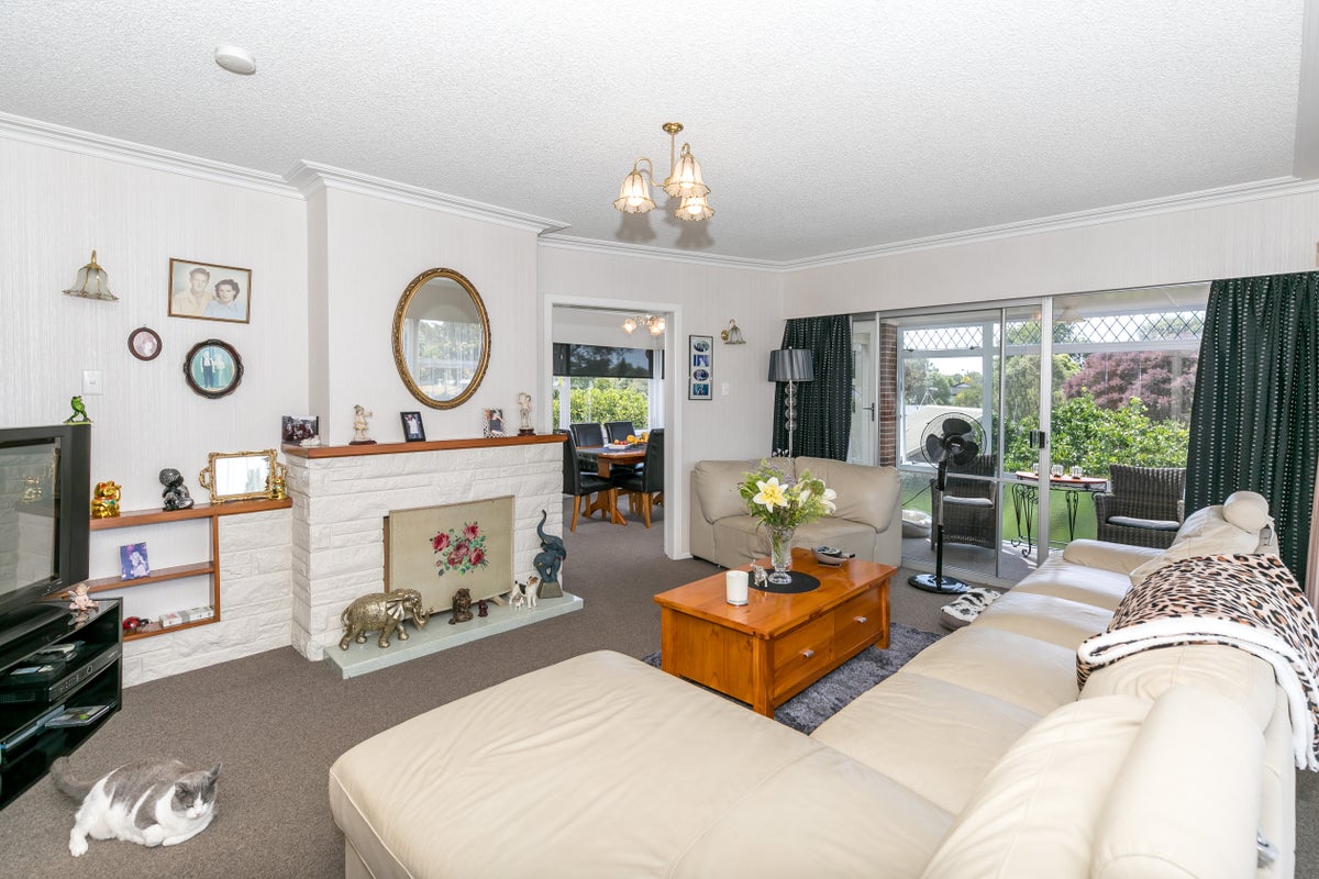 15 Chedworth Avenue, Chedworth, Hamilton - Carousel 1