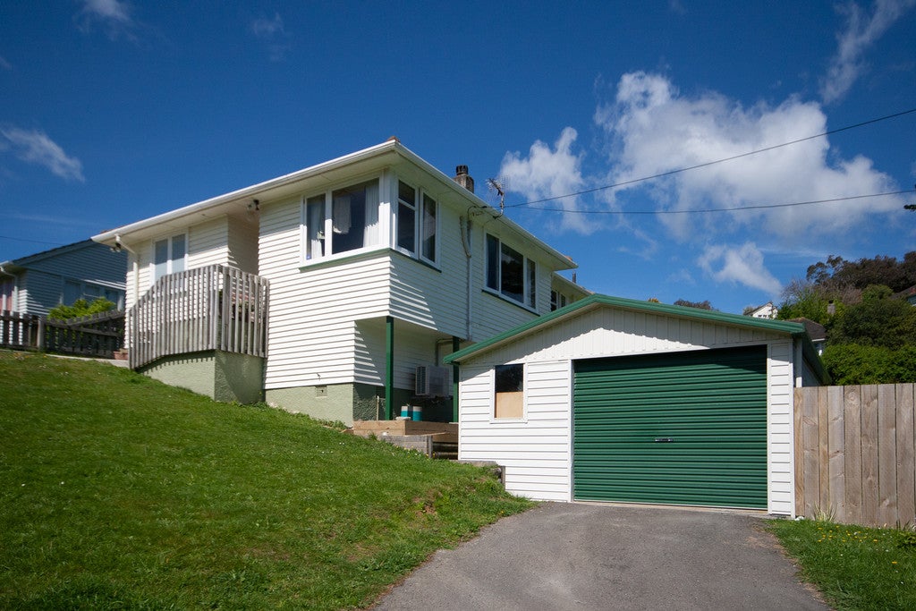 18 Thompson Grove, Ranui, Porirua - Carousel 1