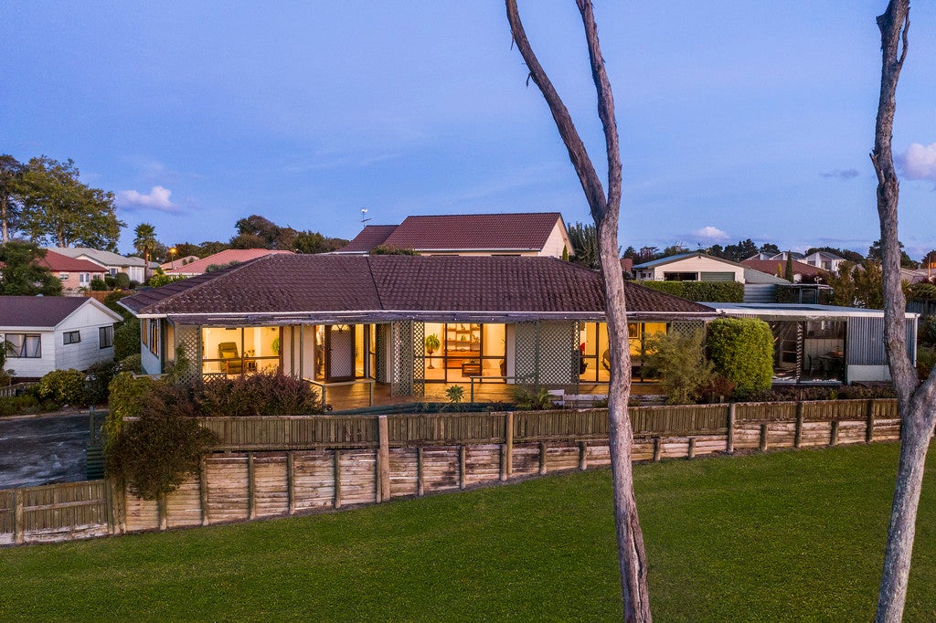 38 Bluewater Place, Wattle Downs, Auckland - Carousel 2