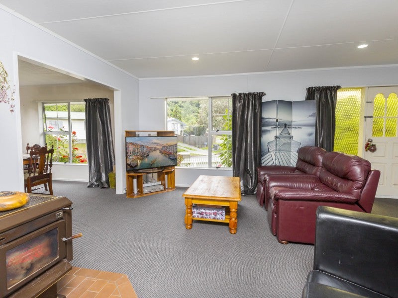 7 Hartford Crescent, Totara Park, Upper Hutt - Carousel 1