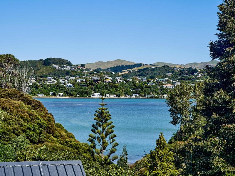 16A PENRYN DRIVE, CAMBORNE, PORIRUA - Carousel 1