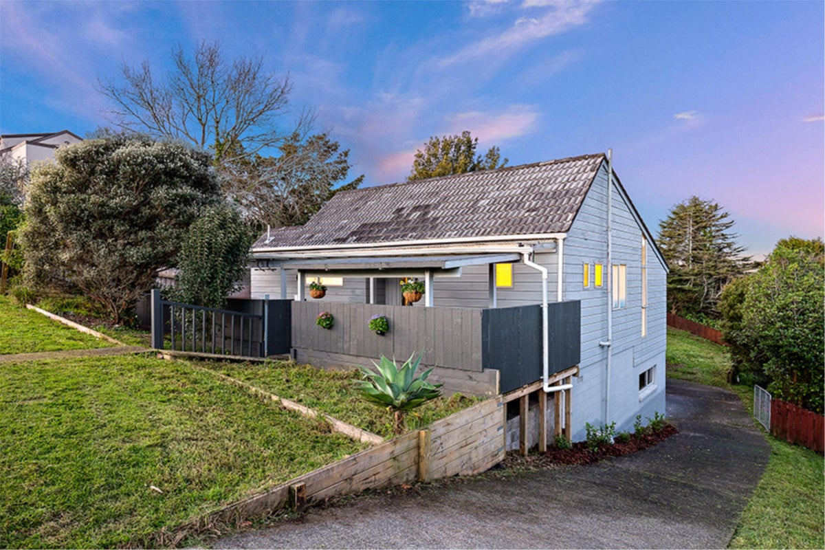6 Cyclarama Crescent, Massey, Auckland - Carousel 1