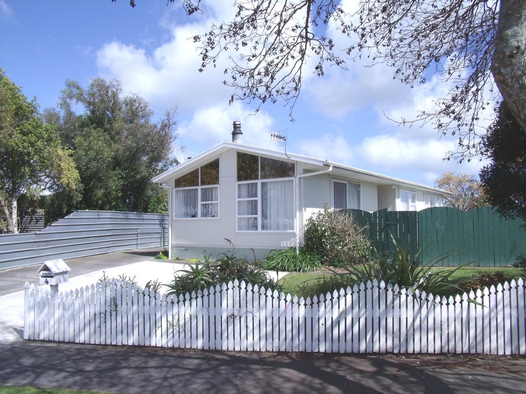 4 Robinson Crescent, Westbrook, Palmerston North - Carousel 1
