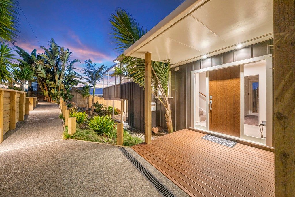 1 Kawau Grove, Waikanae Beach, Waikanae - Carousel 1