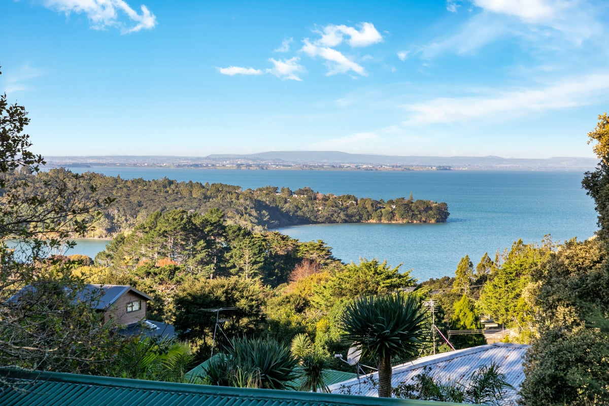 52 Rauhuia Crescent, Parau, Auckland - Carousel 2