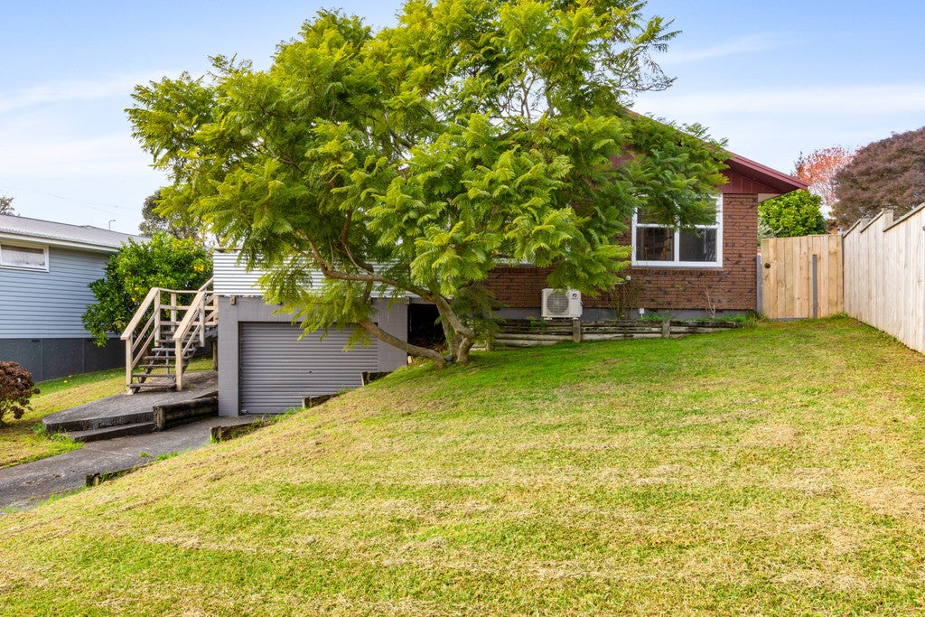 11 Arlette Place, Massey, Auckland - Carousel 1