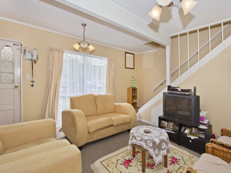 8 Wagon Road, Stokes Valley, Lower Hutt - Carousel 2