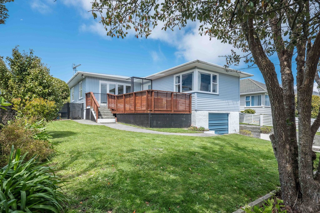 30 Oswald Crescent, Paparangi, Wellington - Carousel 1