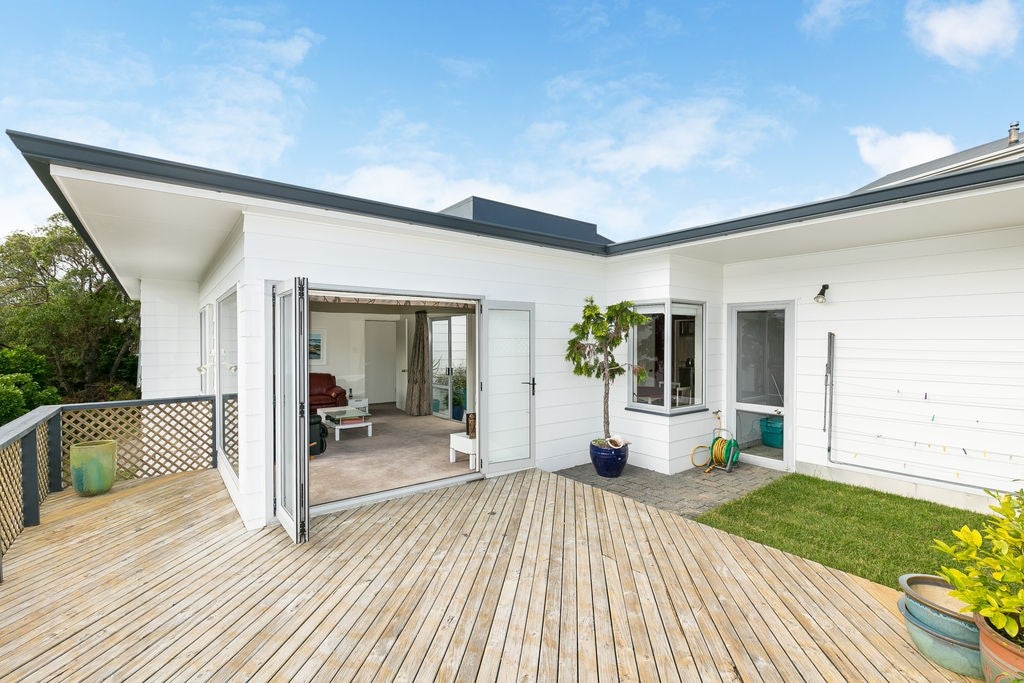 4 Ronald Woolf Place, Churton Park, Wellington - Carousel 1