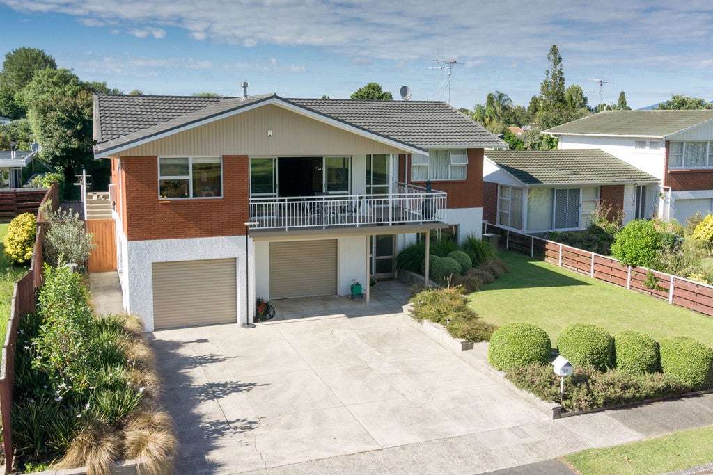 38 Clements Crescent, Queenwood, Hamilton - Carousel 1
