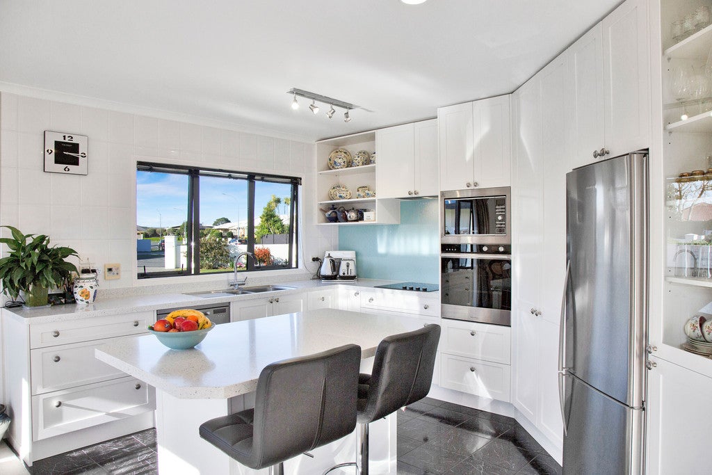 12 Taylor Place, Merrilands, New Plymouth - Carousel 2