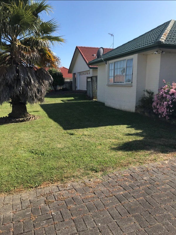 14 Palmcrest Grove, Highland Park, Auckland - Carousel 1