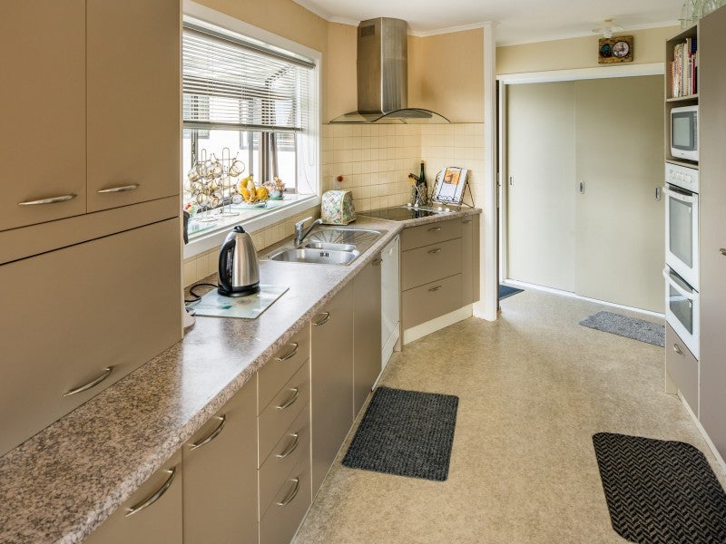 9 Parkinson Close, Whitby, Porirua - Carousel 2