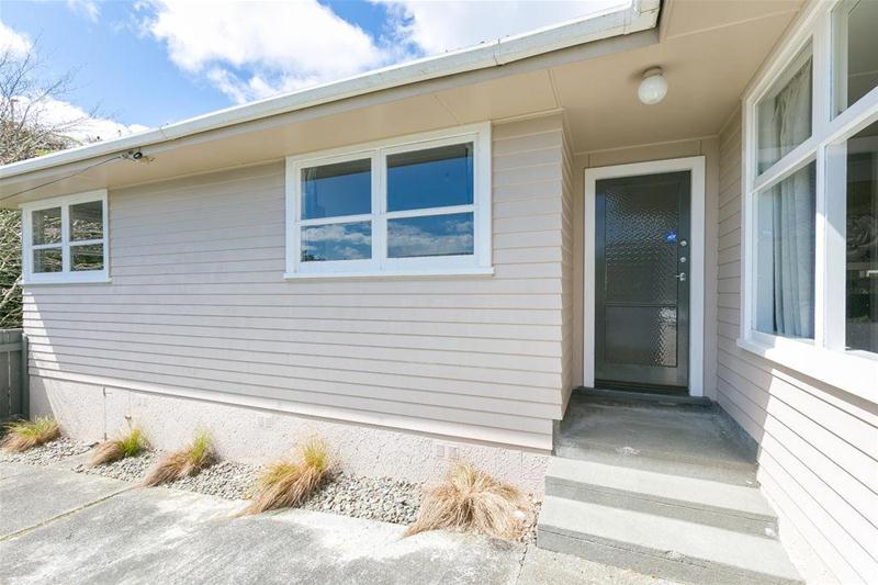 16 Leona Way, Paparangi, Wellington - Carousel 2