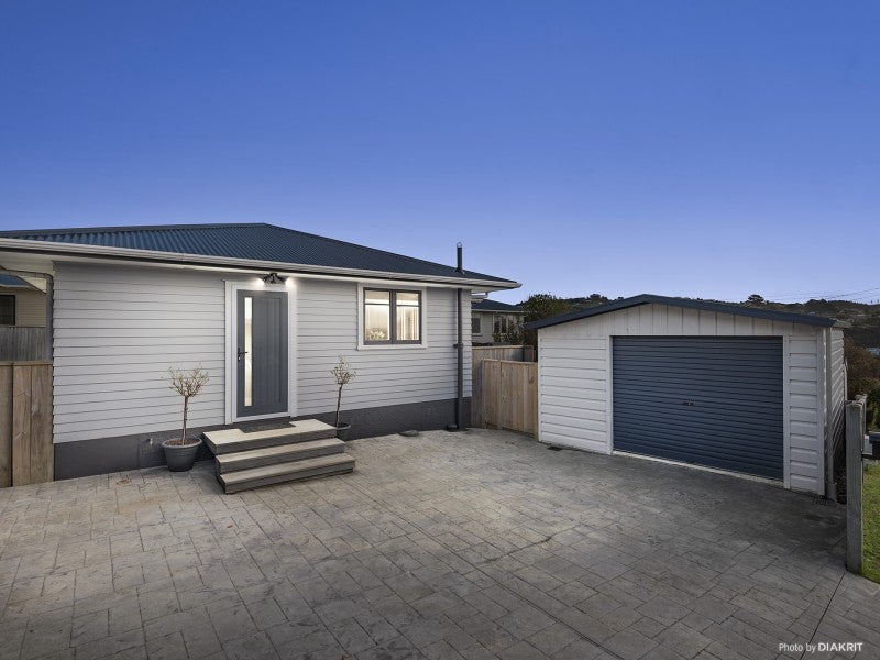 7 Beazley Avenue, Paparangi, Wellington - Carousel 1