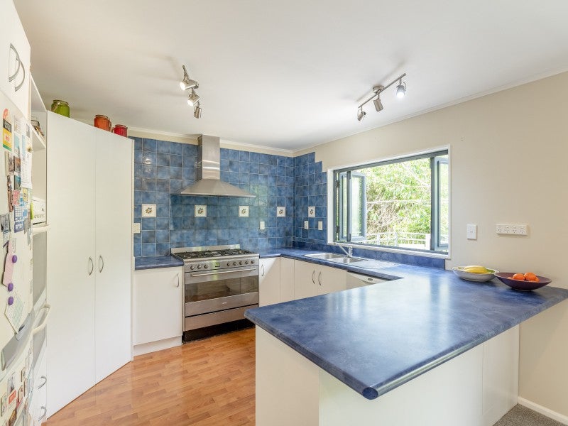 9A Greer Crescent, Tawa, Wellington - Carousel 2
