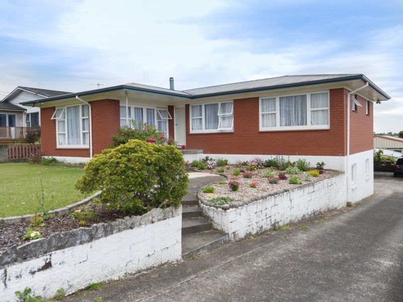 8 Hamblyn Crescent, Nawton, Hamilton - Carousel 1