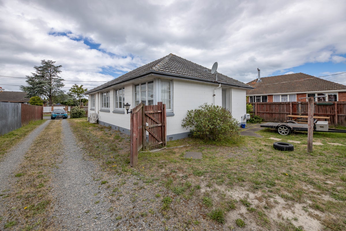 16 Bournemouth Crescent, Aranui, Christchurch - Carousel 1