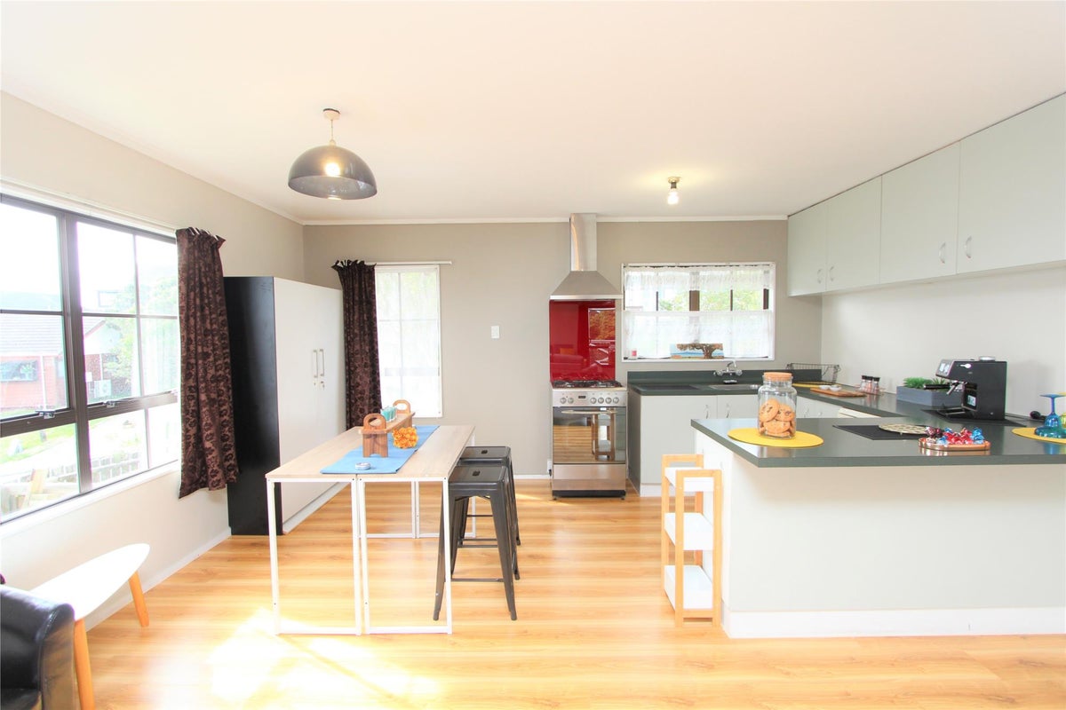 6A Glenwood Grove, Woodridge, Wellington - Carousel 2