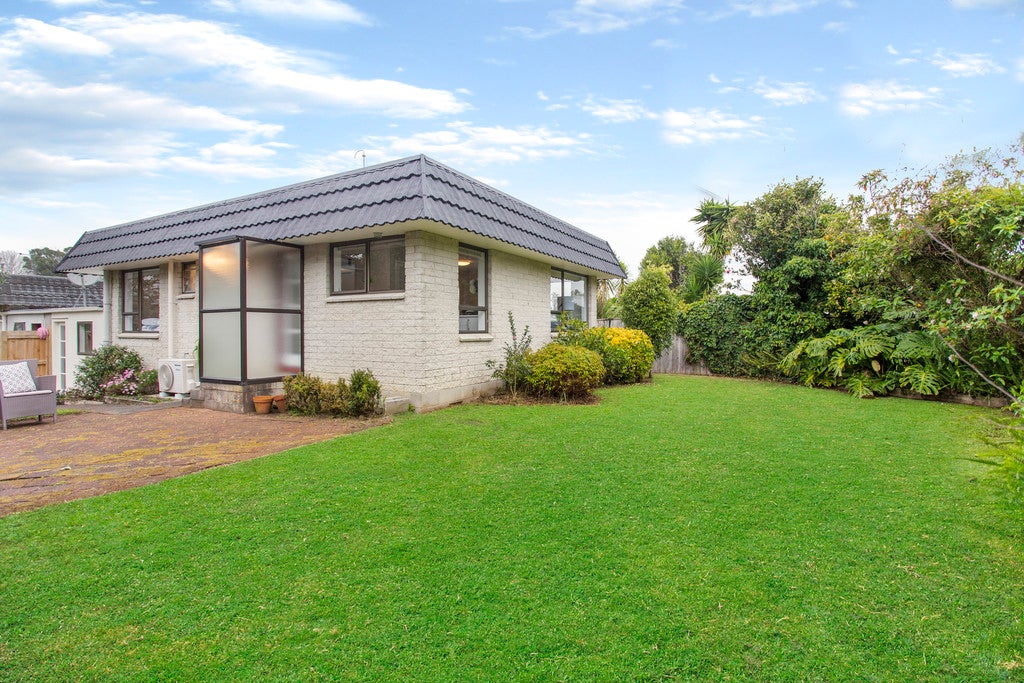 2/8 Glencourt Place, Glenfield, Auckland - Carousel 15