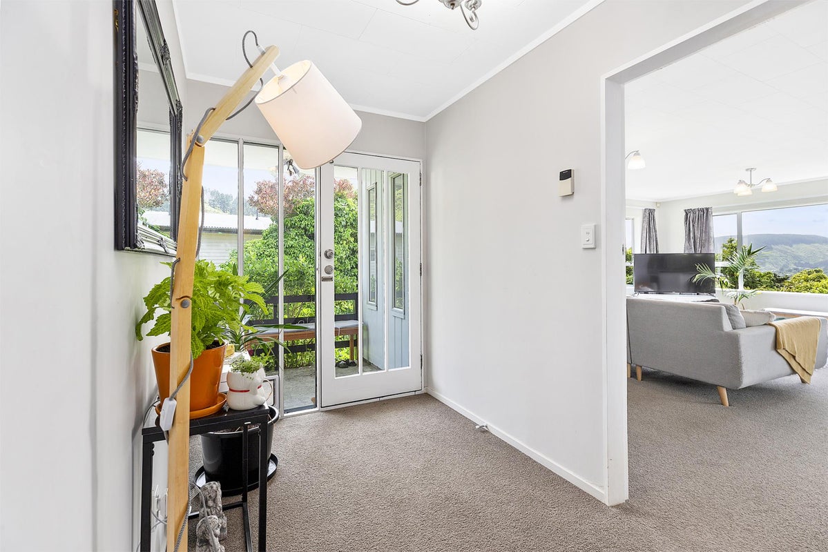 19 Westhaven Drive, Tawa, Wellington - Carousel 25