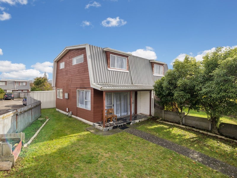 8I MONTGOMERY CRES, MAORIBANK, UPPER HUTT - Carousel 1