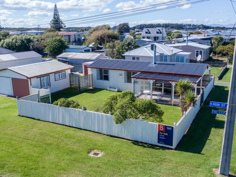 17 Pratt Avenue, Foxton Beach, Foxton - Carousel 1