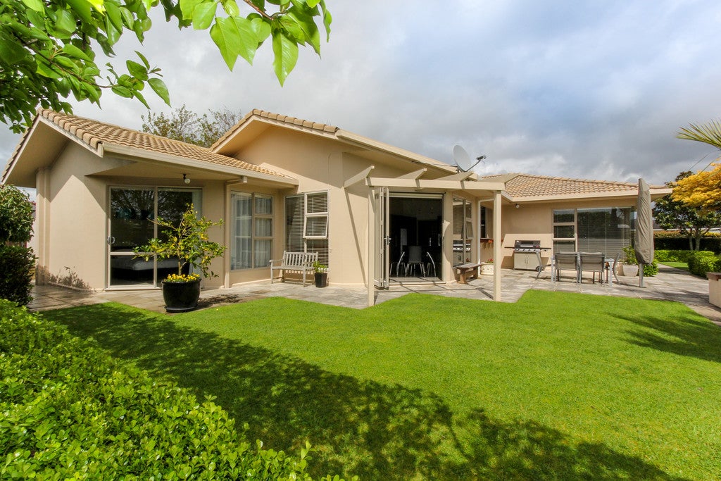 3B Kinross Drive, Merrilands, New Plymouth - Carousel 1